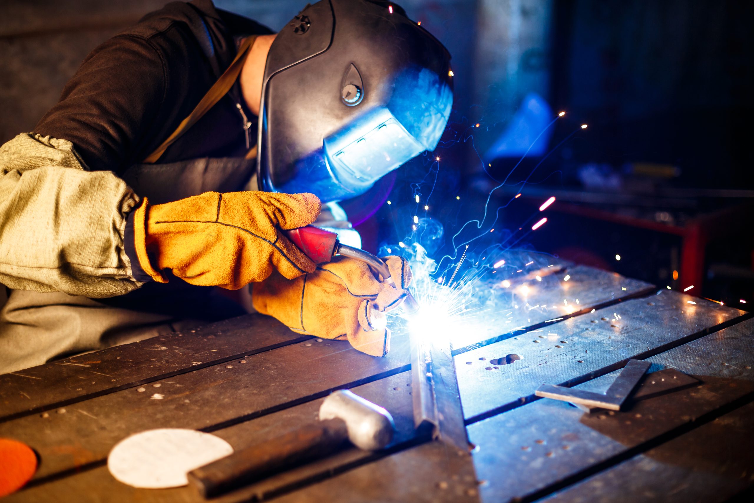 corte de metal con equipo de plasma en planta
