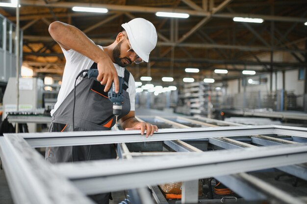 imageye imgi 136 trabajador u operador industria pvc que fabrica marcos ventanas puertas 255667 75210